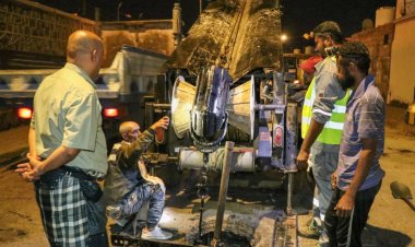 مؤسسة مياه عدن تنفذ أعمال تصفية لخط ضخ مياه الصرف الصحي الرئيسي بالمعلا باستخدام تقنية حديثة