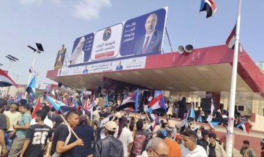 حشود جماهيرية كبيرة تتوافد إلى ساحة العروض استجابة لدعوة الرئيس عيدروس الزبيدي