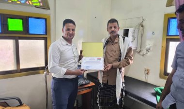 النقيب عبدالولي القماري يكرم طبيبًا تقديرًا لجهوده الإنسانية والطبية بلحج