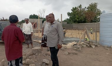 مدير مكتب صحة تبن يتفقد سير العمل في مشروع بناء المركز الصحي بقرية البيطرة