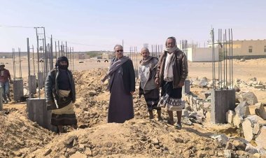 مدير عام عتق يدشّن العمل في مشروع بناء مدرسة من 6 فصول دراسية بمنطقة لجب