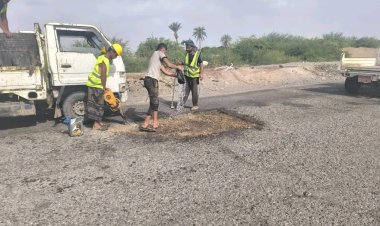 لأجل سلامة المسافرين.. استمرار أعمال ترميم الحفر الخطِرة بالطريق الرئيسي لمحافظة لحج