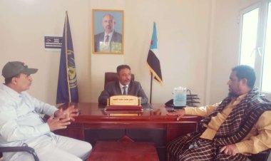رئيس تنفيذية انتقالي أبين يبحث مع مدير عام خنفر تعزيز التنسيق وتحسين الخدمات
