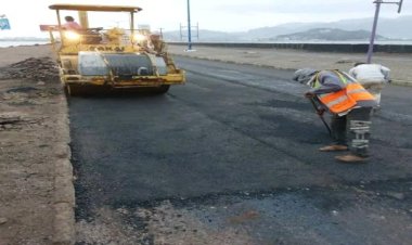 سفلتة الخط البحري بالعاصمة عدن لتعزيز السلامة المرورية وحماية المواطنين