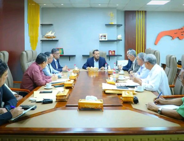 محافظ عدن يناقش تطوير أداء صندوق النظافة ويؤكد أولوية تحسين خدمات الكهرباء