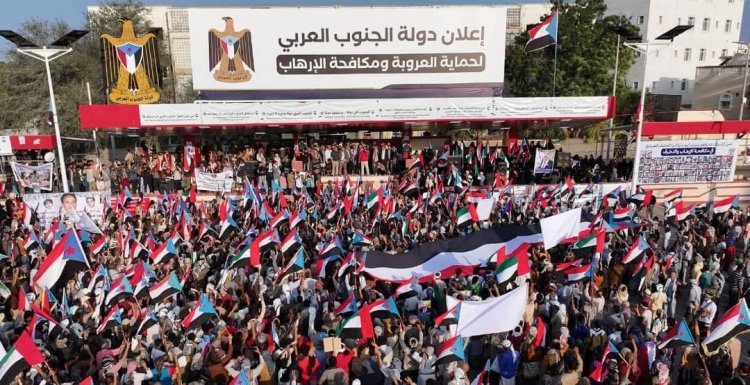 زحف مليوني حاشد من أبين إلى عدن والحييد يؤكد الاصطفاف خلف القيادة الجنوبية ويسلم رسالة واضحة: إرادة شعب الجنوب لا تُكسر