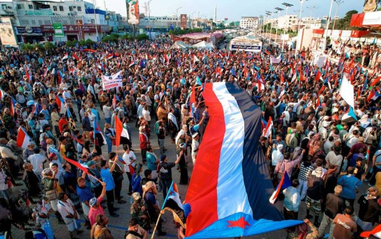 زحف مليوني حاشد من أبين إلى عدن والحييد يؤكد الاصطفاف خلف القيادة الجنوبية ويسلم رسالة واضحة: إرادة شعب الجنوب لا تُكسر