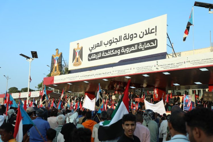 محافظ أبين يدعو الرئيس عيدروس الزبيدي إلى الاستجابة لمطالب شعب الجنوب باعلان دولتهم وفك الارتباط