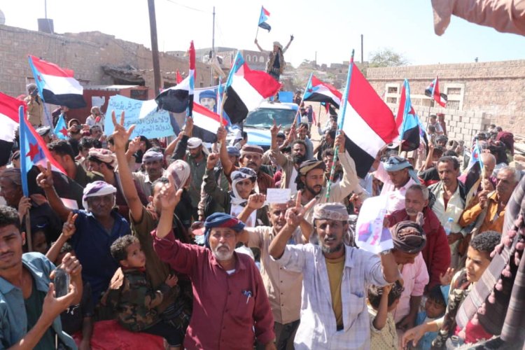 مظاهرة حاشدة في كرش بلحج تندد بالعدوان السعودي وتبارك قرارات الرئيس عيدروس بن قاسم الزبيدي