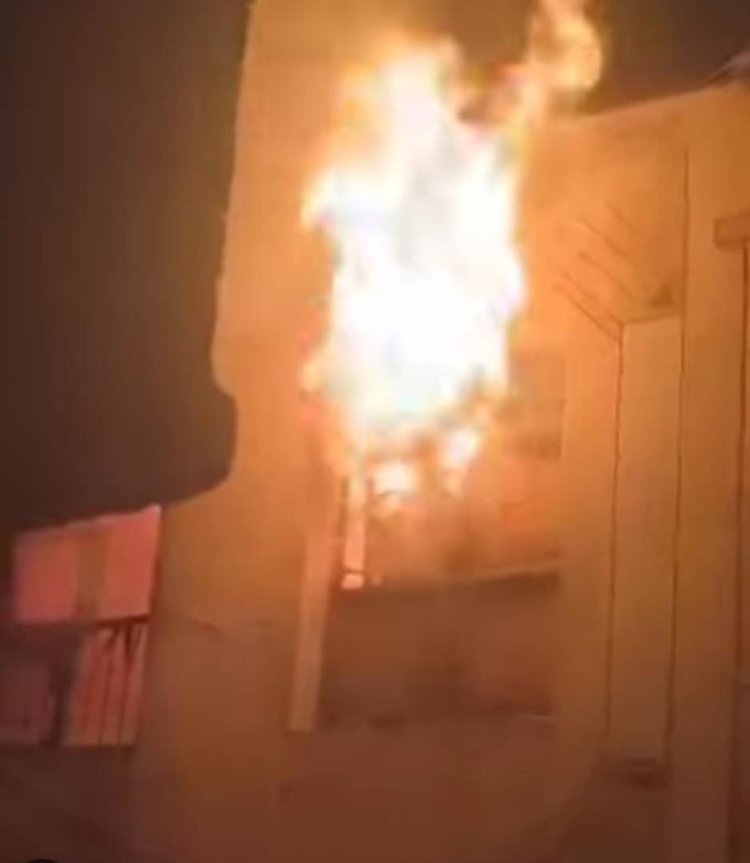 حريق مروّع بمحافظة لحج يلتهم منزل عريس أثناء تواجده في قاعة العرس