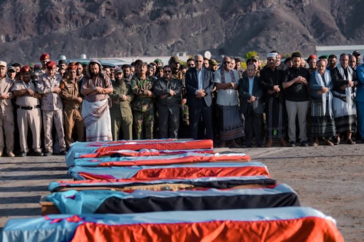 الرئيس الزُبيدي يؤدي صلاة الجنازة ويتقدّم جموع مُشيّعي شهداء عملية المستقبل الواعد