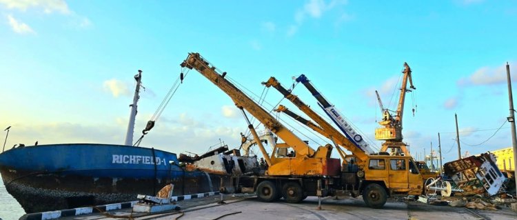 انتشال ثاني أكبر سفينة غارقة في ميناء الاصطياد السمكي بعدن تمهيدًا لإعادة تشغيله