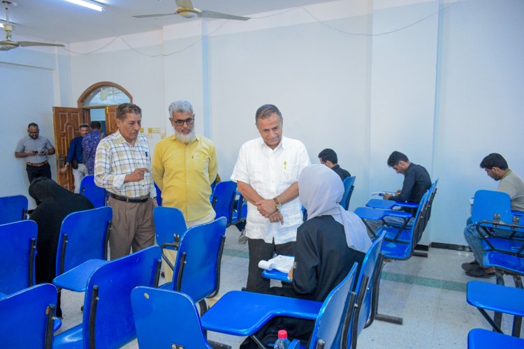 رئيس جامعة عدن يتفقد سير امتحانات كلية الصيدلة ويؤكد انتظام العملية الامتحانية