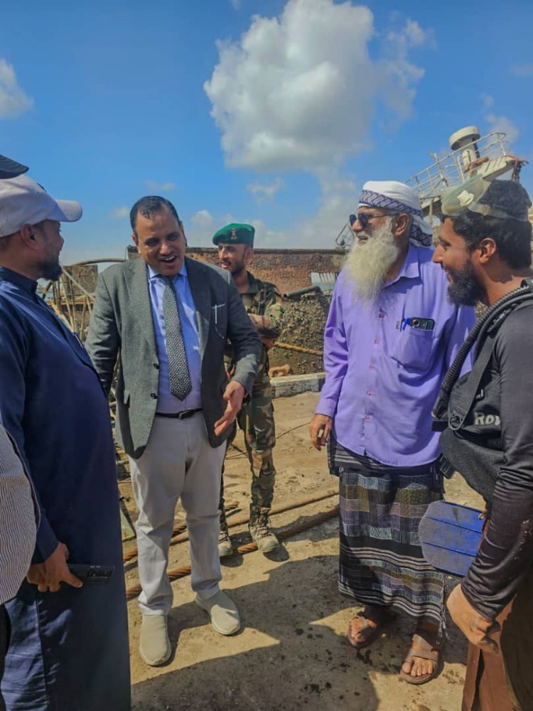 الوزير السقطري يتفقد أعمال انتشال السفن الغارقة في ميناء الاصطياد السمكي ويشدد على تسريع وتيرة العمل