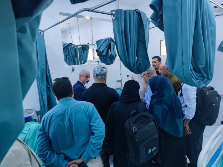 الشبحي القائم بأعمال وزير الصحة يزور مستشفى عبود العسكري ويتفقد وضع جرحى معركة المستقبل الواعد