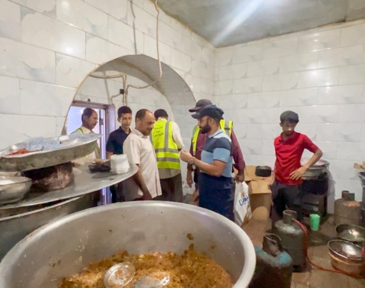 بن جرادي ينفذ حملة ميدانية لضبط المطاعم المخالفة لمعايير النظافة في صيرة بعدن