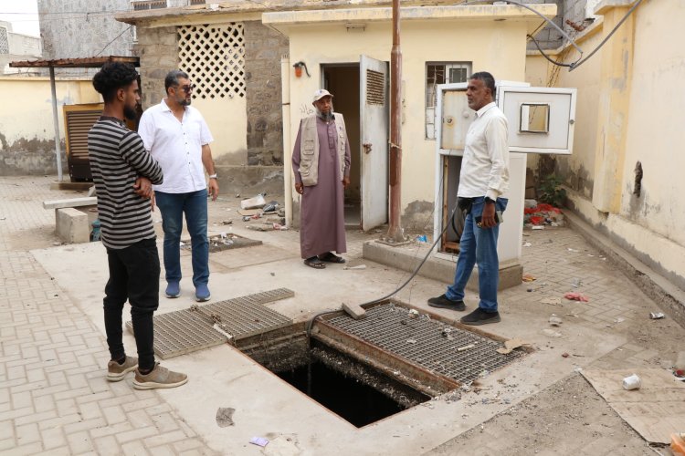 مؤسسة مياه عدن تسلّم موقع مشروع تركيب منظومة طاقة شمسية لـ11 محطة صرف صحي للجهة المنفذة