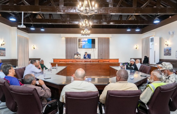 وكيل أول محافظة عدن يناقش الأوضاع الخدمية بمديرية صيره