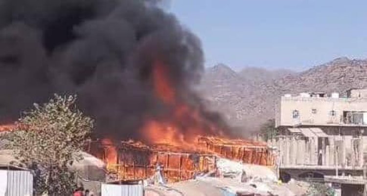 حريق هائل يلتهم خيام اللاجئين الصوماليين في قعطبة بمحافظة الضالع