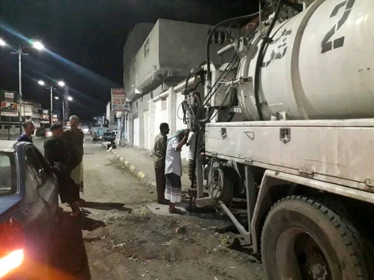 بتوجيهات مدير عام خورمكسر… لجنة الخدمات تعالج طفح مياه الصرف الصحي بحي الرشيد