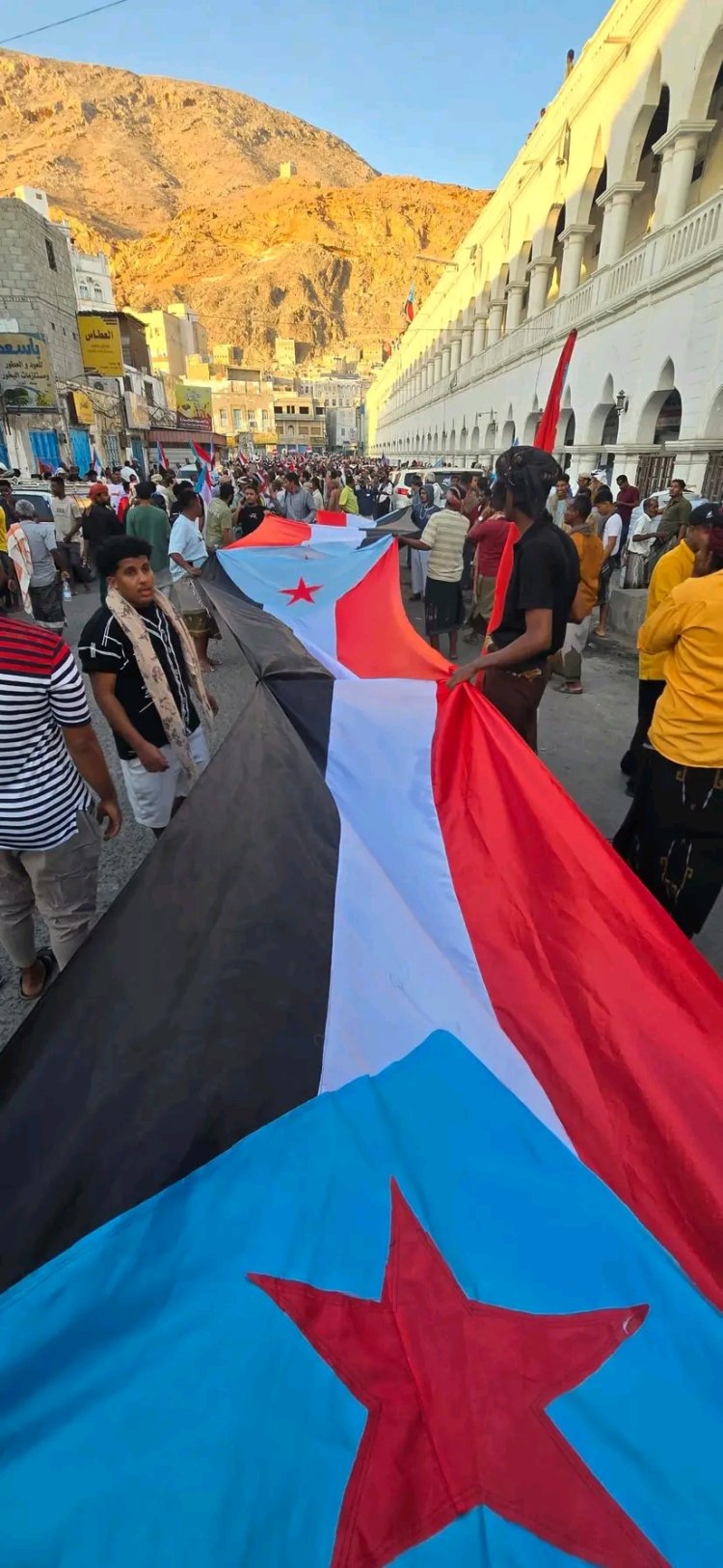 مدينة المكلا عاصمة حضرموت تشهد فعالية الصمود والثبات للوقوف خلف المجلس الانتقالي الجنوبي وتجديد التفويض للرئيس الزُبيدي بيان