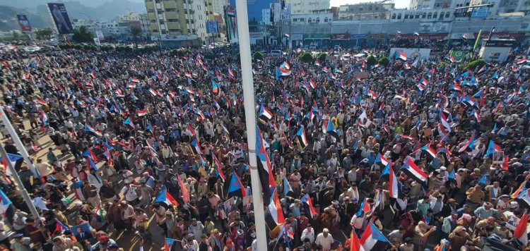 شاهد بالصور ..حشود مليونية في ساحة العروض بالعاصمة عدن دعماً للمجلس الانتقالي وتمسكاً بـ الإعلان الدستوري