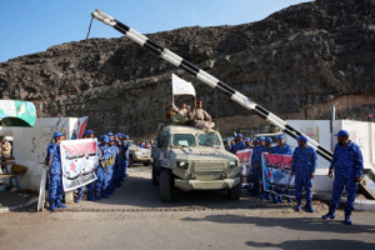 قوات العمالقة الجنوبية تسلّم معسكر جبل حديد لقوات أمن المنشآت ضمن إعادة تموضع القوات خارج العاصمة عدن