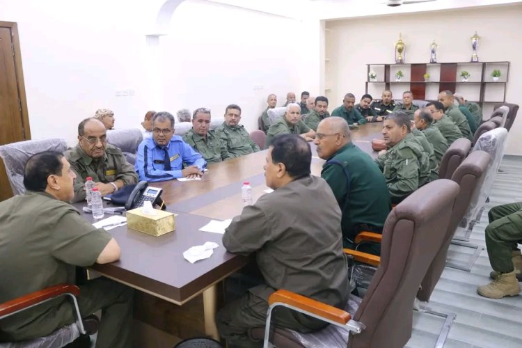 مدير أمن العاصمة عدن يترأس اجتماعاً أمنياً موسعاً بمدراء مراكز الشرطة
