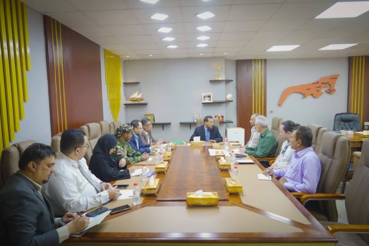 محافظ عدن يناقش مع مدير برنامج الأمم المتحدة للبيئة سُبل تعزيز العمل البيئي في العاصمة