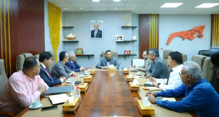 محافظ عدن يناقش أولويات التنمية وتحسين القطاع الصحي وتنظيم حركة المركبات في العاصمة