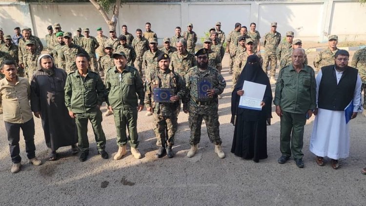 تكريم ( 3 ) جنود من شرطة الشعب بالبريقة نجحوا بضبط متهمين في قضية إختطاف طفلة من الحديدة إلى عدن