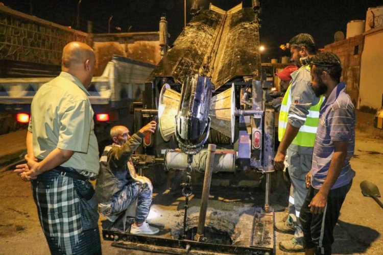 مؤسسة مياه عدن تنفذ أعمال تصفية لخط ضخ مياه الصرف الصحي الرئيسي بالمعلا باستخدام تقنية حديثة