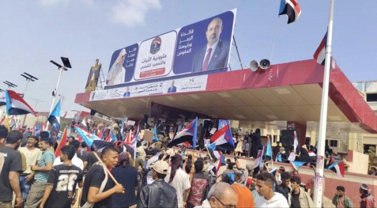 حشود جماهيرية كبيرة تتوافد إلى ساحة العروض استجابة لدعوة الرئيس عيدروس الزبيدي