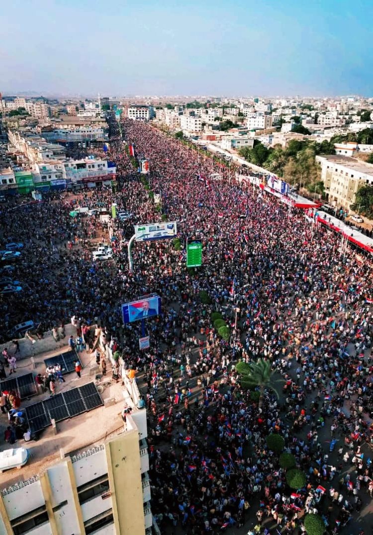 تعرف على الرسالة التي وجهها رئيس انتقالي أبين للمحتشدين في مليونية الثبات والتصعيد الثوري في العاصمة عدن
