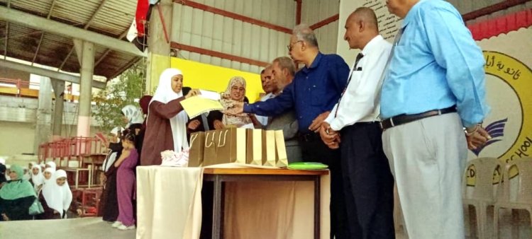 ثانوية ابان النموذجية للبنات تكرم طالباتها المتفوقات للقسمين العلمي والأدبي