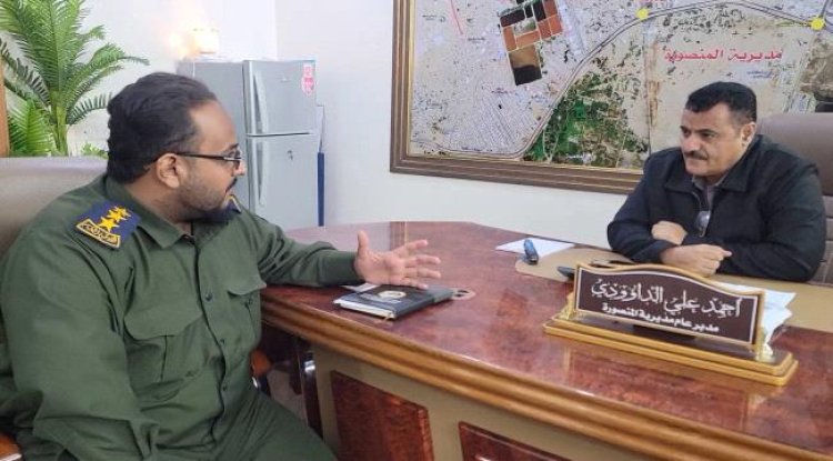 مدير عام المنصورة يلتقي قائد حراسة المنشآت لمتابعة جهود حماية المرافق الحكومية