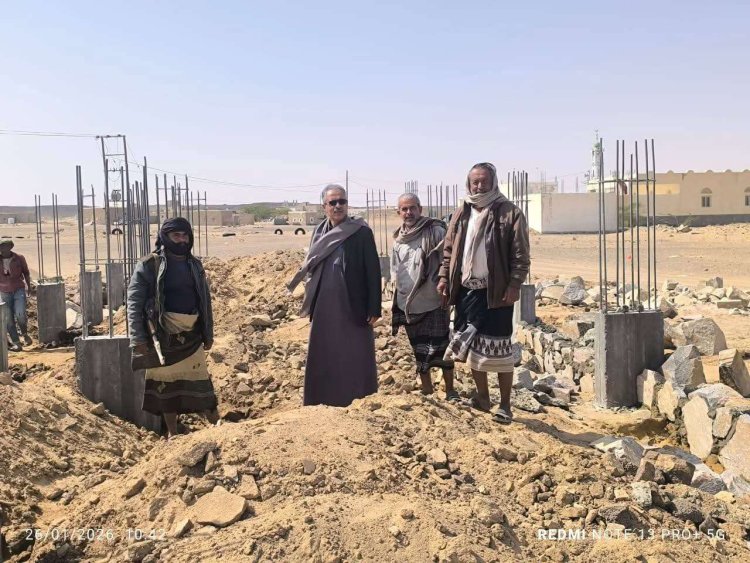 مدير عام عتق يدشّن العمل في مشروع بناء مدرسة من 6 فصول دراسية بمنطقة لجب