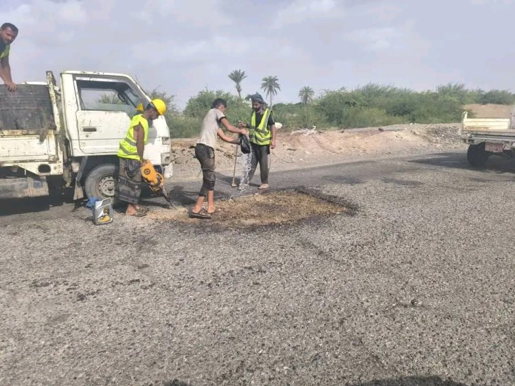 لأجل سلامة المسافرين.. استمرار أعمال ترميم الحفر الخطِرة بالطريق الرئيسي لمحافظة لحج