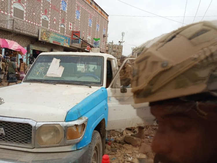 الأجهزة الأمنية بلودر تواصل حملتها لإزالة العوائق لتسهيل عمل سفلتة الشوارع