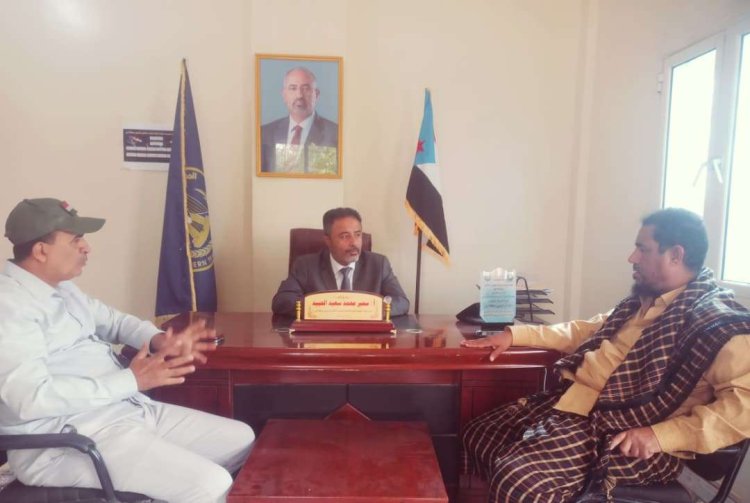 رئيس تنفيذية انتقالي أبين يبحث مع مدير عام خنفر تعزيز التنسيق وتحسين الخدمات