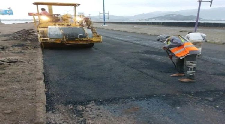 سفلتة الخط البحري بالعاصمة عدن لتعزيز السلامة المرورية وحماية المواطنين