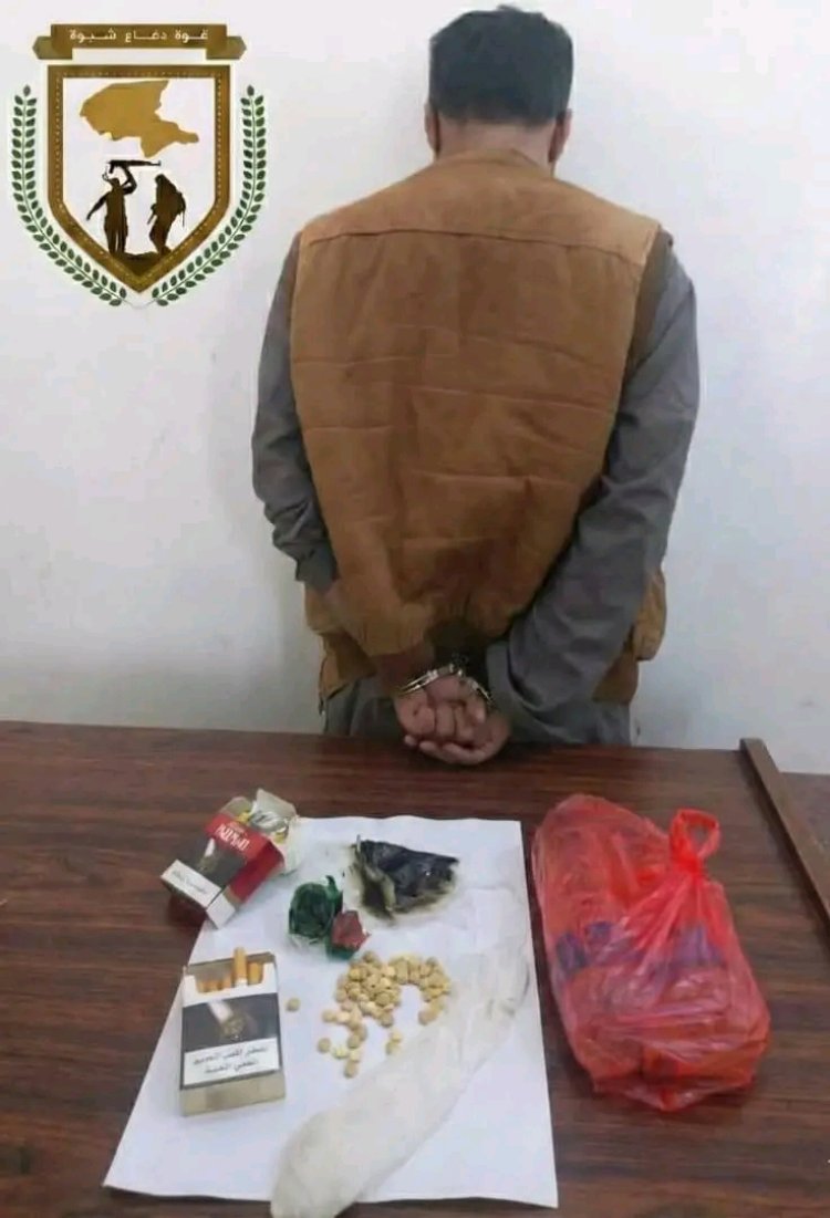 قوات دفاع شبوة تضبط شخص بحوزته كمية متنوعة من المواد المخدرة والمسكرة بأطراف مدينة عتق