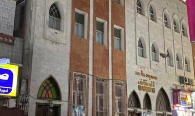 سقوط عامل من موقع عمله أثناء تركيب ألواح شمسية لمسجد في كريتر