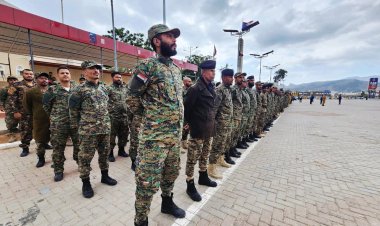 منتسبو ألامن العام والكتائب القيادة العامة بالعاصمة عدن ينظمون وقفة احتجاجية للمطالبة الأشقاء بصرف رواتبهم.