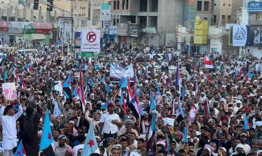 الآلاف من أبناء وادي حضرموت يحتشدون في مسيرة “الثبات والصمود” بسيئون ويجددون التفويض الشعبي للمجلس الانتقالي(بيان)