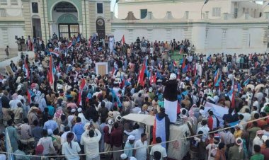 الآلاف من أبناء وادي حضرموت يحتشدون في مسيرة الثبات والصمود بسيئون ويجددون التفويض الشعبي للمجلس الانتقالي(بيان)