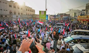 حشود مليونية في المكلا تؤكد الثبات والتحدي وتطالب بطرد قوات الاحتلال اليمني وتجدد التفويض للمجلس الانتقالي الجنوبي (بيان)