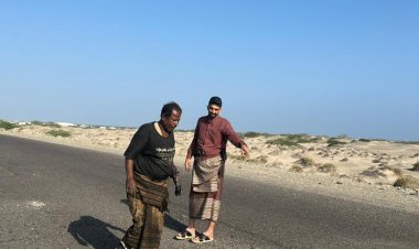 الشاب وجدي المحروق ينفذ مبادرة لردم الحفر بأبين حفاظا على سلامة المواطنين