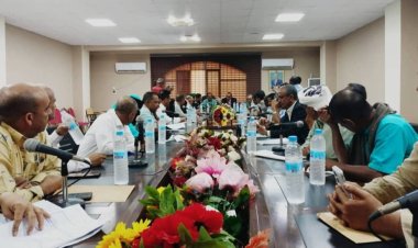 تنفيذي لحج يشدد على الانضباط الوظيفي ويناقش وضع الكهرباء والمياه