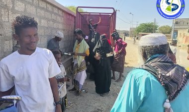 صرف إكرامية رمضان لكافة منتسبي صندوق النظافة والتحسين بأبين